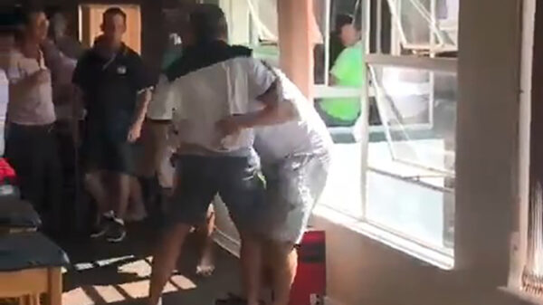 Slechte verliezer wordt na nederlaag ook nog eens door raam gegooid