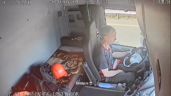 Russische vrachtwagenchauffeur valt in slaap achter het stuur