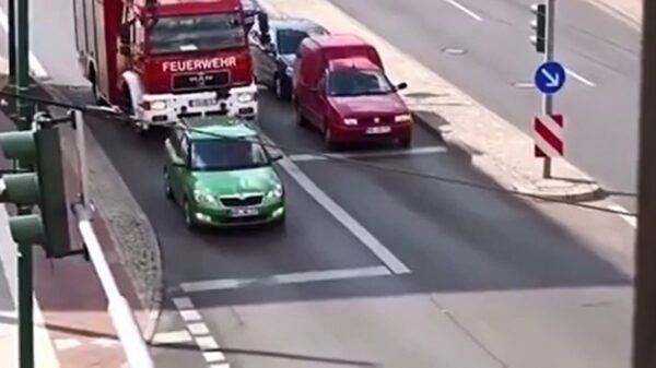 Hopelijk is er een special plekje in de hel voor deze groene verkeershufter