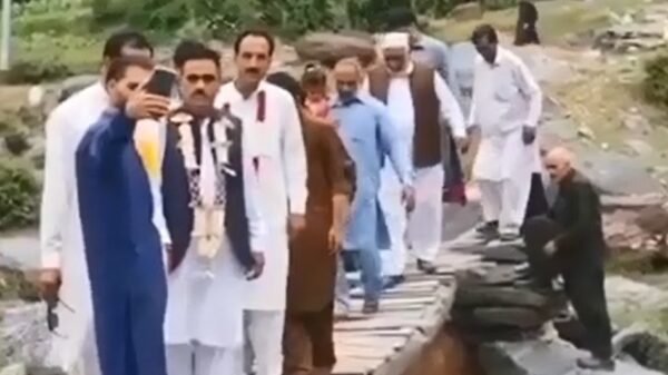 Brug gaat door z'n 'hoeven' tijdens een groepsselfie