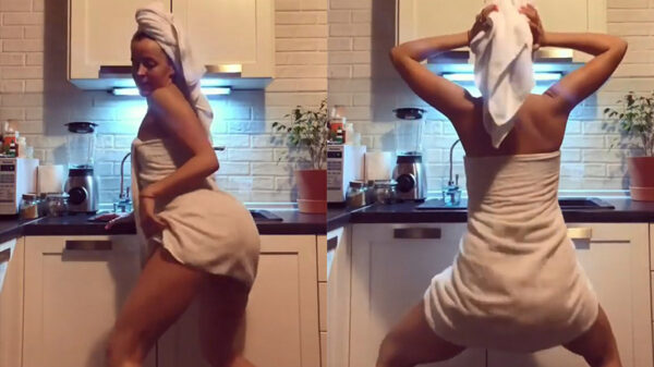 Goedemorgen. Dame geeft een dansje weg na verfrissende ochtenddouche