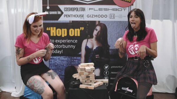 Dames spelen een potje Jenga terwijl ze op een trilstoel zitten