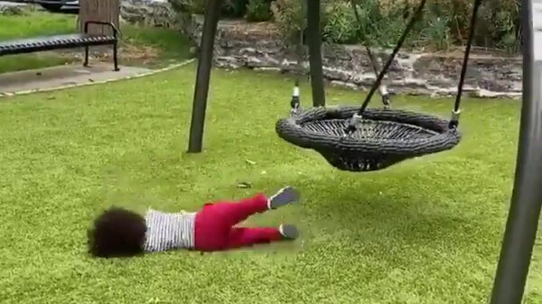 Jeugdbeelden van piepjonge Neymar bij een schommel opgedoken