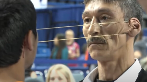 De meest bizarre sport sinds lange tijd: oortje trekken