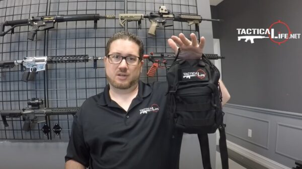 Wat zal deze wapenhandelaar in dit schattige tasje hebben zitten?