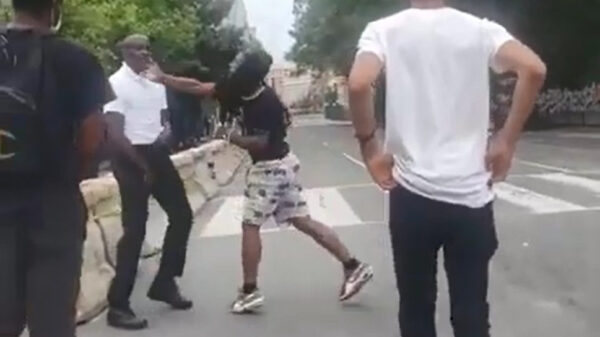 Ruziezoeker krijgt onaangename verrassing als hij een laf klapje uitdeelt