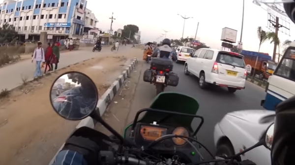 Deze compilatie laat maar weer eens zien dat er in India geen verkeersregels zijn