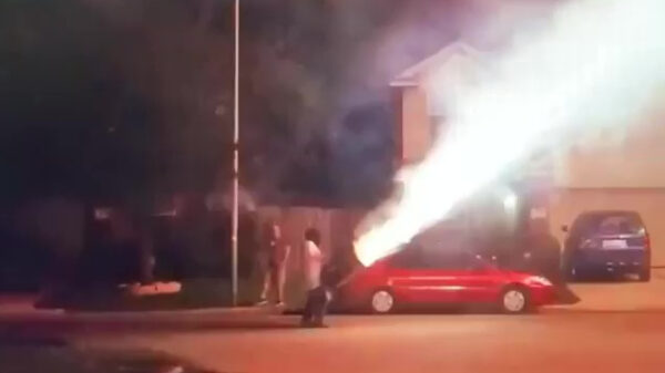 Deze vuurwerkliefhebber is de baas van de straat