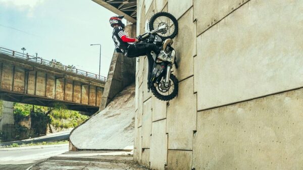 Trialsrijder Pol Tarres laat even zijn belachelijke skills zien