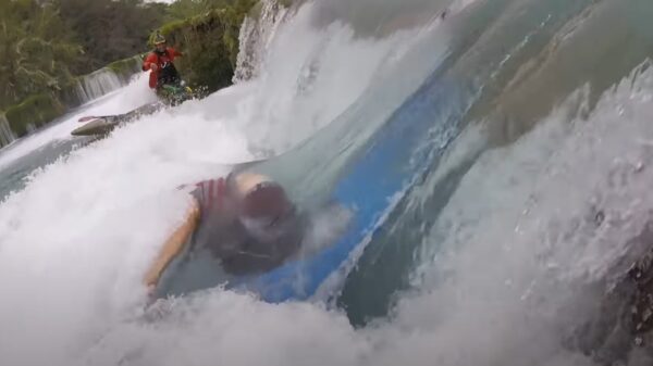 Close call voor kajakker die in een waterval vast komt te zitten