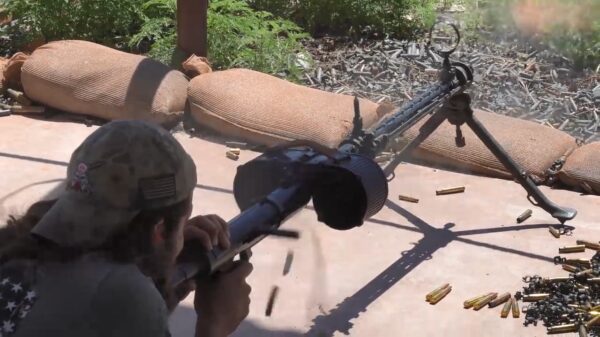 Pistolen Paultje schiet met enkele zeldzame Duitse machinegeweren uit WO2