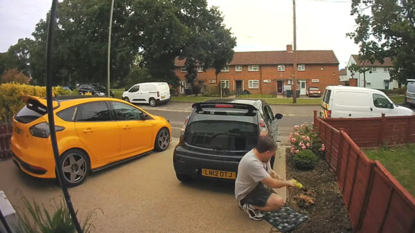 Falende klusser laat zien hoe je met een boor een autoruit sloopt