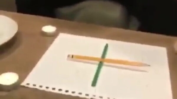 Dit is de engste Charlie Charlie-uitvoering die we tot nog toe gezien hebben