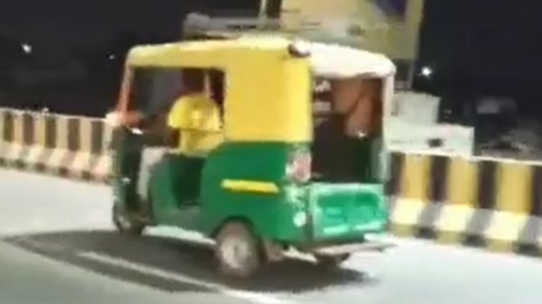 De avonturen van deze spookrijdende tuktuk hebben een nogal abrupt einde
