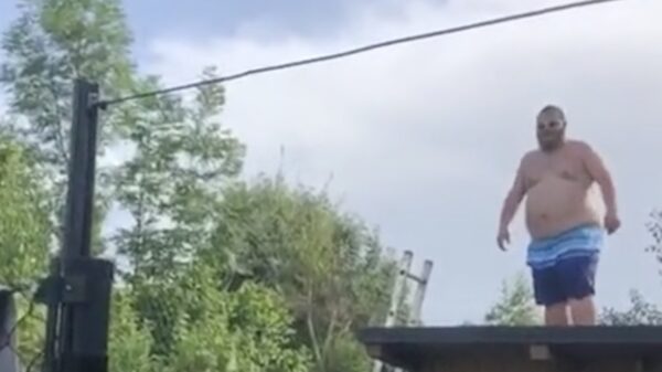 Zwembadspringer draagt iets teveel gewicht met zich mee