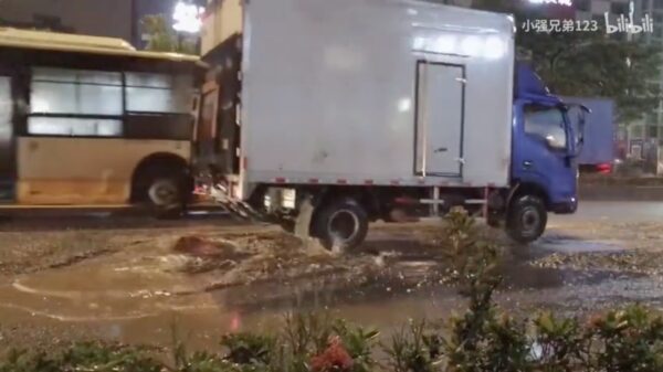 Gruwelijk slecht wegdek test schokbrekers van stuiterende auto's