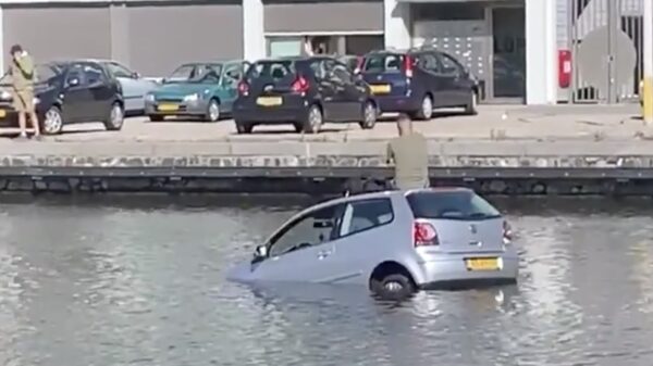 Man rijdt in Den Haag de plomp in en neemt ballonnetje tegen de schrik