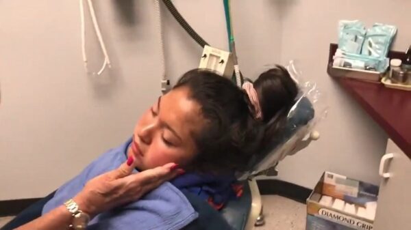 Mia laat verstandskies trekken en is dankzij heftige verdoving lekker van het padje af