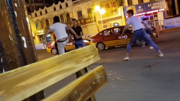 Nederlanders filmen keihard straatgevecht met bierflessen in China