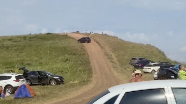 Russische slaaptablet laat zien waarom je nooit je handrem moet vergeten als je op een heuvel parkeert