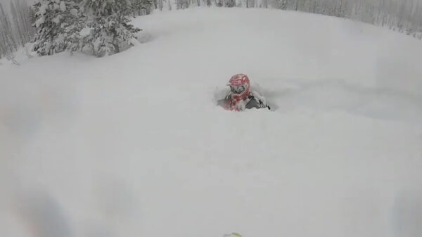 Sneeuwscooteraar verdwijnt ineens in enorme berg sneeuw