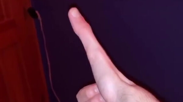 Kleinduimpje is jaloers op de unit van deze meneer