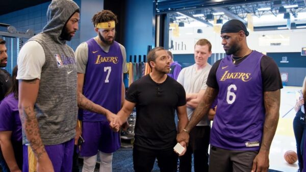 David Blaine verbaast een aantal boomlange basketbalspelers met vette trucs