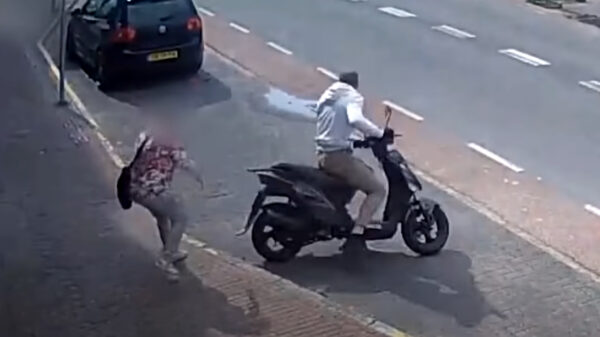 Bewakingsbeelden van de Utrechtse 'kettingrukker' die bejaarde vrouw berooft vrijgegeven