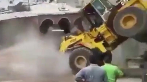 Slopen van gebouw loopt verkeerd af voor bestuurder van bulldozer