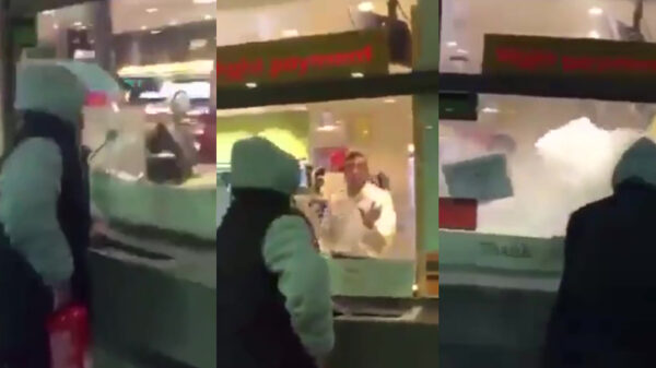 Ontevreden klant uit zijn ongenoegen met een brandblusser