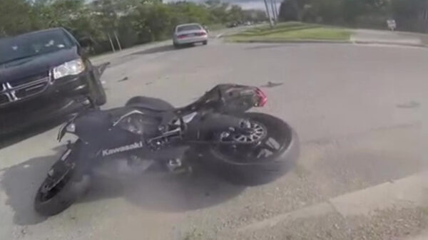 Vluchtende motorrijder is te snel voor de politie maar niet voor vrouwe Karma