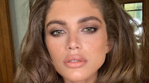 Sports Illustrated zet transgendermodel Valentina Sampaio op de cover