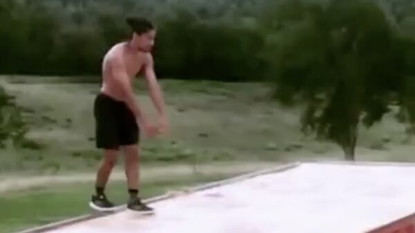 Parkourbink maakt een klein maar pijnlijk misstapje