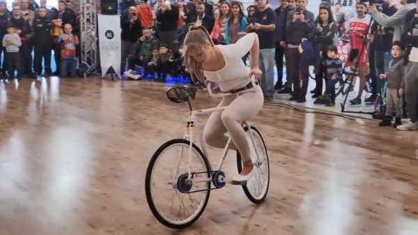 Behendige dame weet op d'r tweewieler de zaal te imponeren met haar fietstrucs