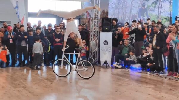 Behendige dame weet op d'r tweewieler de zaal te imponeren met haar fietstrucs