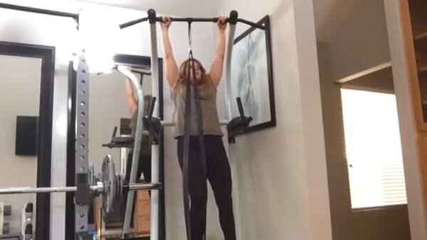 Fitgirl loopt een bloedlip op tijdens het trainen met een elastische band