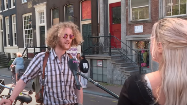 Sensi gaat op bezoek bij Amsterdamse krakers die een grachtenpand kraakten