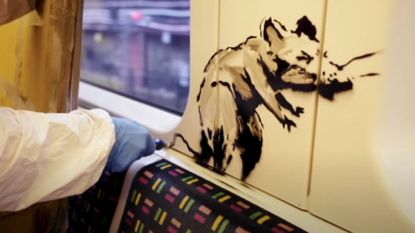 Banksy zet supervette pieces in de metro van Londen