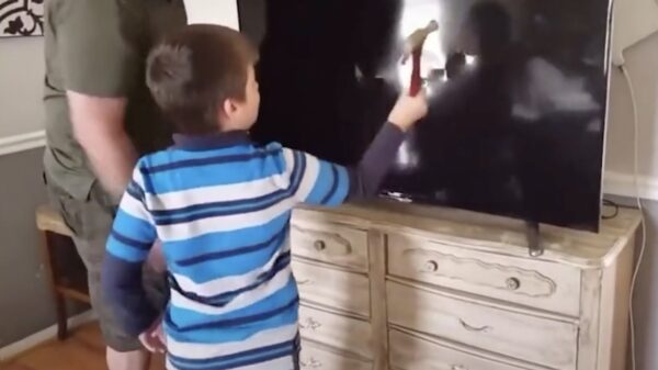 Ouders treden daadkrachtig op tegen kind dat hun nieuwe televisie sloopt