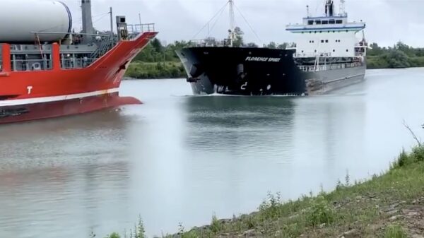 Vrachtschepen kunnen elkaar niet meer ontwijken en klappen op elkaar