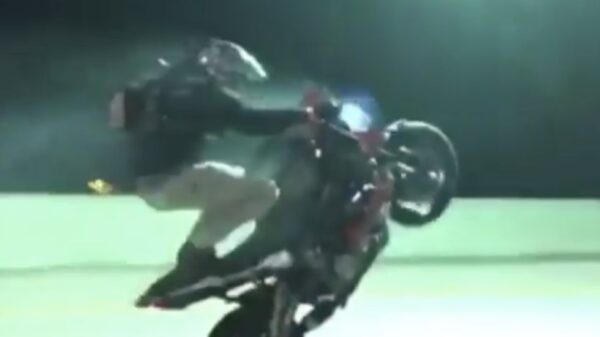 Motorbink schiet vuurwerk af tijdens een wheelie