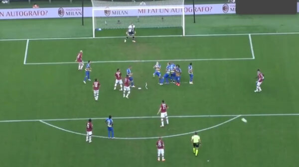 Ibrahimovic schiet tegenstander knock-out uit met kogelharde vrije trap