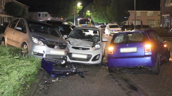 Automobilist veroorzaakt puinhoop na rammen vier geparkeerde auto's op Urk