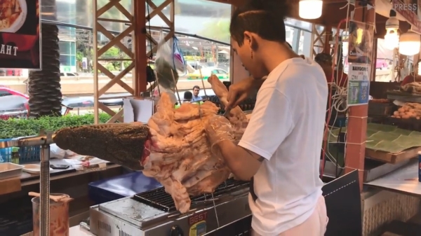 Culinair met Skoften: gegrilde krokodil in een winkelcentrum in Bangkok