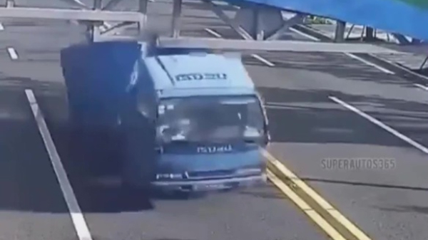Vrachtwagenbestuurder zag de iets te lage brug net te laat
