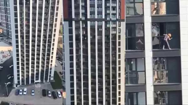 Russische poetsvrouw heeft eierstokken van staal en wast ramen op de 18e verdieping