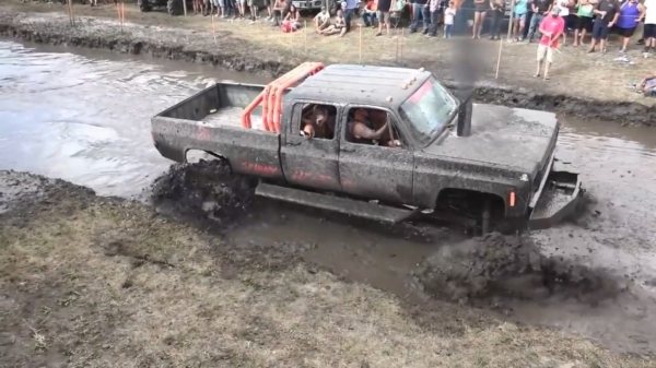 Lekker door de modder raggen tijdens een Trucks Gone Wild-evenement