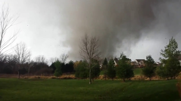 Man legt op camera vast hoe een tornado zijn huis sloopt