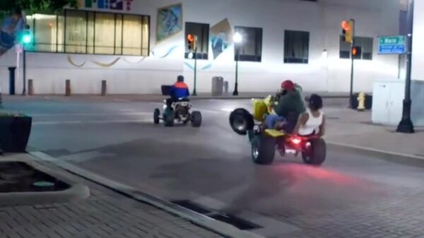 Trumpsupporters applaudisseren massaal voor mislukte quad-wheelie