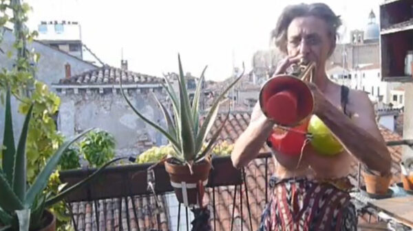 Op buurvrouw Henks openluchtconcert zit de buurt niet te wachten